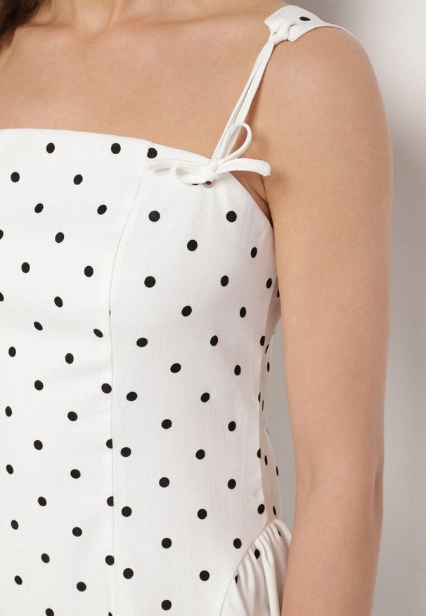 Born2be - Biała Sukienka Vices w Grochy o Rozkloszowanym Kroju z Wiązaniem na Ramiączkach Saririse. Okazja: na wesele, na ślub cywilny. Typ kołnierza: dekolt kwadratowy, dekolt gorset. Kolor: biały. Długość rękawa: na ramiączkach. Wzór: grochy. Typ sukienki: gorsetowe
