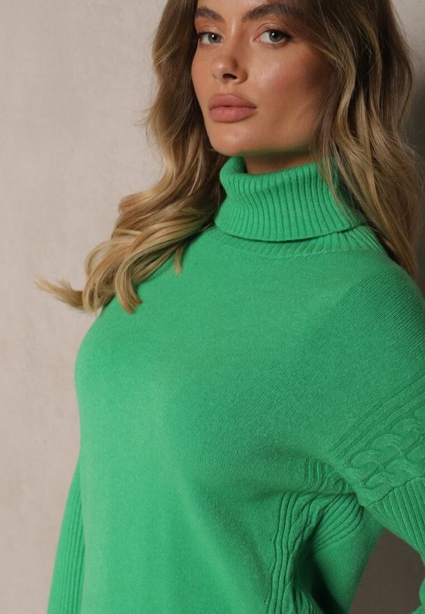 Renee - Zielony Casualowy Golf z Bawełną i Wiskozą oraz Rozcięciami po Bokach Cialisea. Okazja: na co dzień. Typ kołnierza: golf. Kolor: zielony. Materiał: bawełna, wiskoza. Sezon: zima. Styl: casual