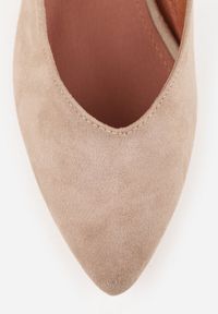 Renee - Ciemnobeżowe Czółenka Vices na Słupku z Wkładką ze Skóry Naturalnej z Metaliczną Ozdobą Mixin. Okazja: na spotkanie biznesowe, do pracy. Kolor: beżowy. Materiał: skóra. Wzór: aplikacja. Obcas: na słupku. Styl: biznesowy, elegancki #9