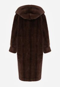 Born2be - Brązowy Płaszcz Futerko w Pionowy Wzór z Kapturem Cahroris. Typ kołnierza: kaptur. Kolor: brązowy. Materiał: futro. Styl: klasyczny, elegancki #4