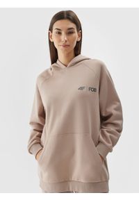 4f - Bluza dresowa nierozpinana z kapturem damska - beżowa. Okazja: na co dzień. Typ kołnierza: kaptur. Kolor: beżowy. Materiał: dresówka. Długość rękawa: długi rękaw. Długość: długie. Wzór: gładki, nadruk, napisy. Styl: casual #1