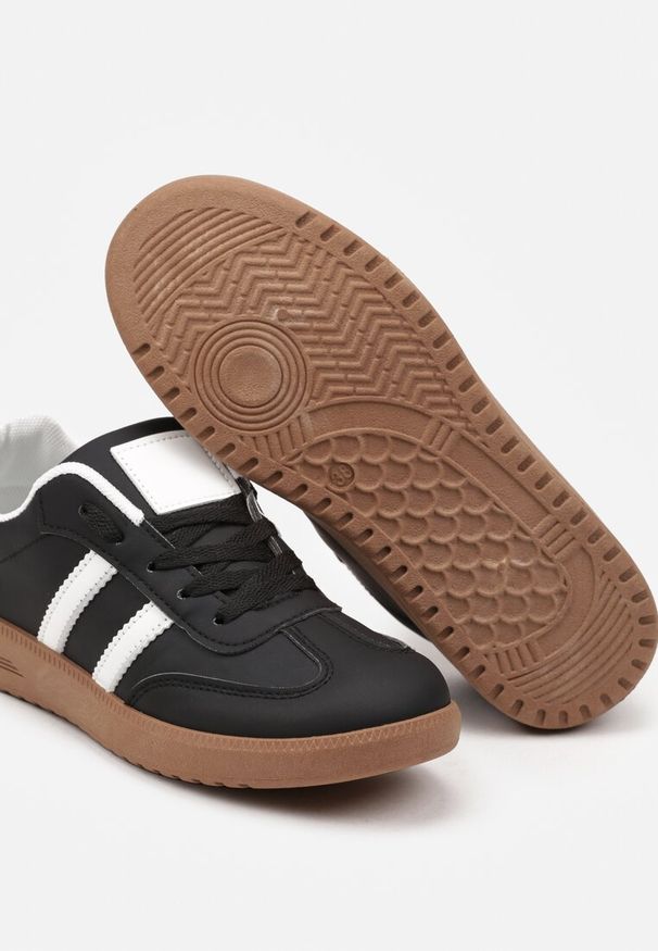Renee - Czarne Casualowe Sneakersy na Płaskiej Podeszwie ze Sznurowaniem Ozdobione Paskami Evilene. Okazja: na co dzień. Nosek buta: okrągły. Zapięcie: pasek. Kolor: czarny. Wzór: aplikacja. Obcas: na płaskiej podeszwie. Wysokość obcasa: niski