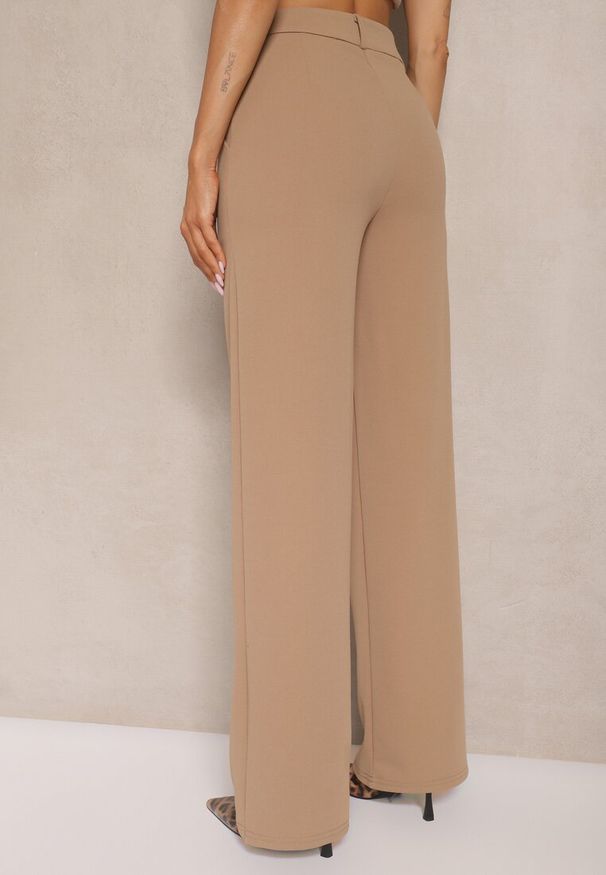 Renee - Ciemnobeżowe Spodnie o Garniturowym Fasonie z Wiskozą i Prostymi Nogawkami Senarielia. Okazja: na co dzień, na spotkanie biznesowe. Kolor: beżowy. Materiał: wiskoza. Długość: do kostek. Styl: casual, biznesowy