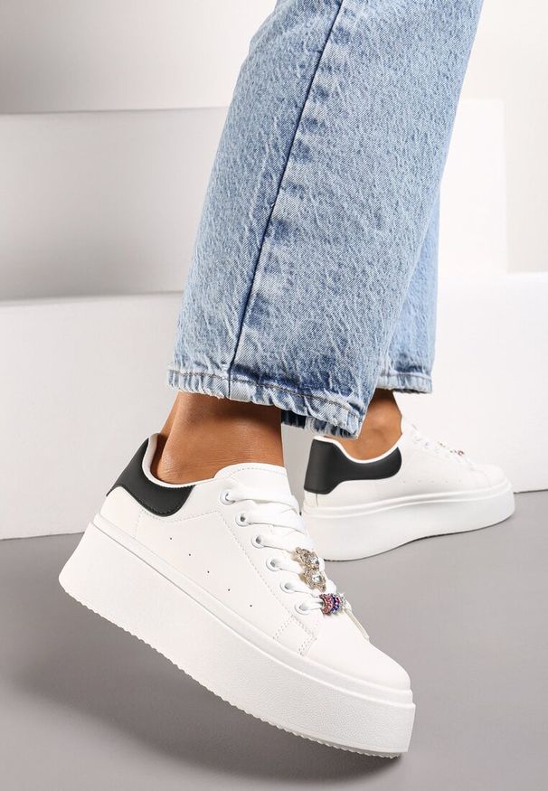 Renee - Biało-Czarne Sneakersy z Cyrkoniami na Sznurówkach z Platformą Nomiji. Nosek buta: okrągły. Zapięcie: sznurówki. Kolor: biały. Materiał: jeans. Obcas: na platformie. Wysokość obcasa: niski