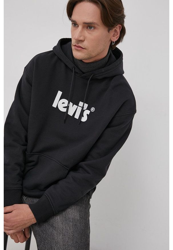 Levi's® - Levi's Bluza bawełniana męska kolor czarny z kapturem z nadrukiem. Okazja: na spotkanie biznesowe. Typ kołnierza: kaptur. Kolor: czarny. Materiał: bawełna. Wzór: nadruk. Styl: biznesowy