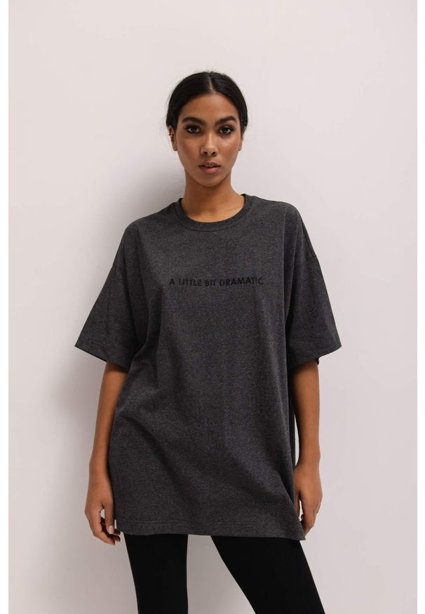 Marsala - T-shirt typu oversize z HAFTEM w kolorze GRAPHITE - EAZY-S/M. Kolor: szary. Materiał: bawełna. Wzór: haft. Styl: klasyczny, elegancki