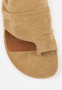 Born2be - Ciemnobeżowe Klapki Japonki VICES na Kaczuszce z Paskiem na Palec i Marszczeniem Orylle. Okazja: na co dzień, na spacer. Kolor: beżowy. Materiał: satyna. Sezon: lato. Obcas: na szpilce. Styl: casual, klasyczny, elegancki #7