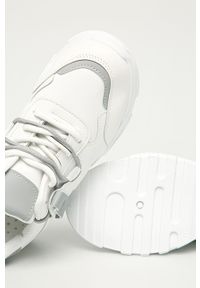 Answear Lab - Buty. Nosek buta: okrągły. Zapięcie: sznurówki. Kolor: biały. Materiał: syntetyk, materiał, skóra ekologiczna, guma. Szerokość cholewki: normalna. Obcas: na obcasie. Wysokość obcasa: niski #2