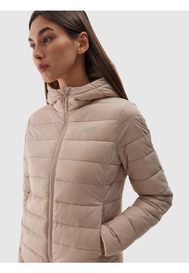 4f - 4F Kurtka puchowa z wypełnieniem z recyklingu damska - beżowa S. Okazja: na co dzień. Typ kołnierza: kaptur, kołnierzyk stójkowy. Kolor: beżowy. Materiał: puch. Długość: długie. Styl: klasyczny, casual, sportowy