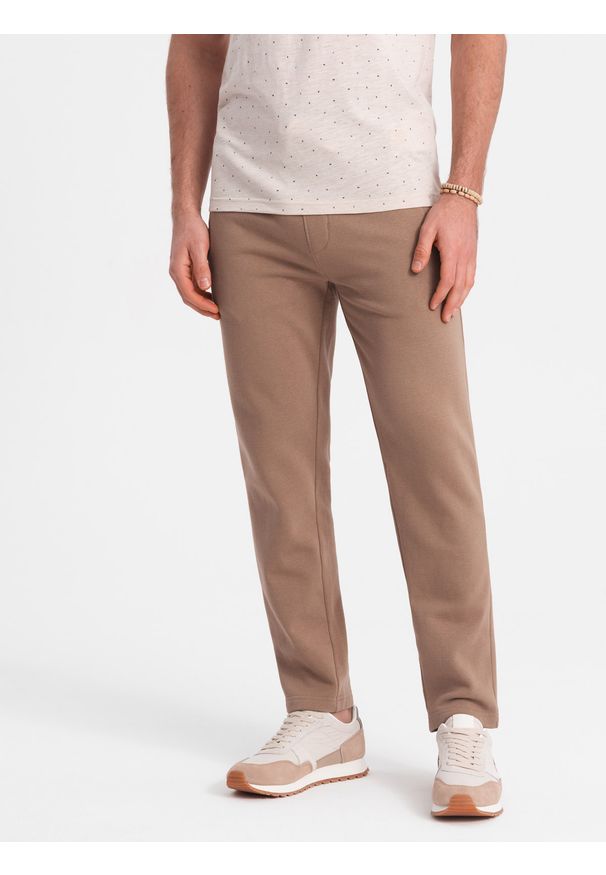Ombre Clothing - Męskie spodnie dresowe z nogawką bez ściągacza - brązowe V2. Kolor: brązowy. Materiał: dresówka. Wzór: aplikacja. Styl: klasyczny, sportowy
