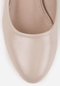 Born2be - Ciemnobeżowe Czółenka VICES na Niskim Słupku z Geometrycznym Zdobieniem Olivesa. Okazja: na co dzień, na ślub cywilny, na wesele, do pracy, na spotkanie biznesowe. Nosek buta: okrągły. Kolor: beżowy. Wzór: geometria, aplikacja. Obcas: na słupku. Styl: klasyczny, casual, biznesowy, elegancki. Wysokość obcasa: średni #3