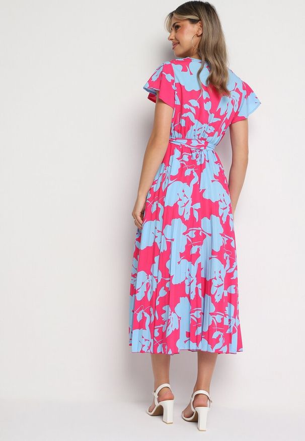 Born2be - Różowo-Niebieska Plisowana Koktajlowa Sukienka z Kopertowym Dekoltem Paskiem i Gumką w Talii Anelsea. Okazja: na spacer, na imprezę. Typ kołnierza: dekolt kopertowy. Kolor: różowy. Długość rękawa: krótki rękaw. Wzór: aplikacja. Typ sukienki: kopertowe. Styl: wizytowy