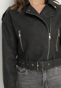 Born2be - Czarna Kurtka Ramoneska z Ozdobnym Paskiem Sesanoria. Okazja: na co dzień. Kolor: czarny. Materiał: jeans. Długość rękawa: długi rękaw. Długość: krótkie. Styl: casual, rockowy, elegancki #2