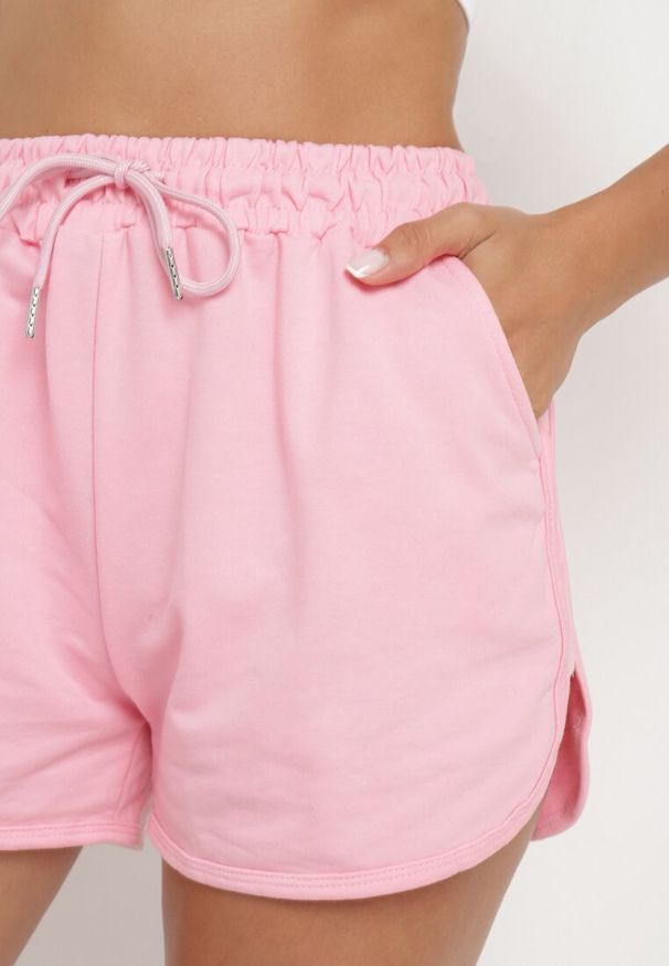 Born2be - Różowe Dresowe Szorty z Bawełną High Waist Floratess. Okazja: na spacer, do pracy. Stan: podwyższony. Kolor: różowy. Materiał: dresówka, bawełna. Długość: krótkie. Wzór: kwiaty. Sezon: lato. Styl: elegancki