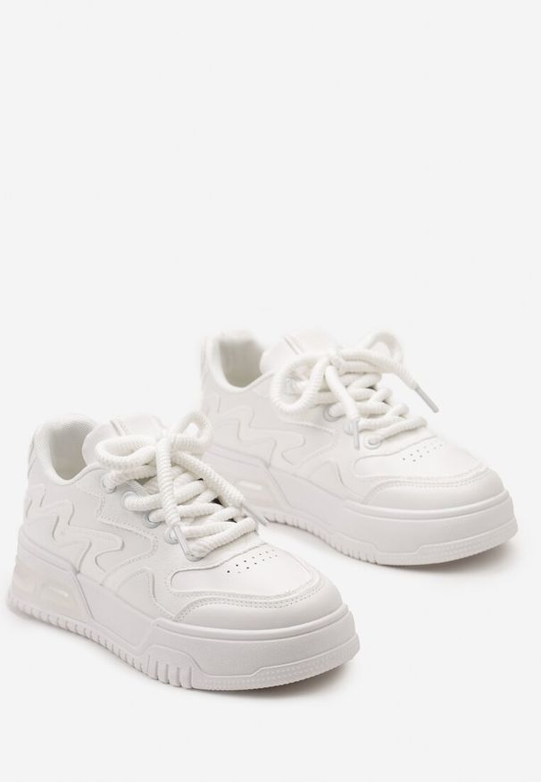 Renee - Białe Sneakersy z Szerokimi Sznurowadłami Ozdobione Tłoczeniami i Wstawką przy Podeszwie Ulares. Okazja: na co dzień. Kolor: biały. Wzór: aplikacja. Sezon: wiosna