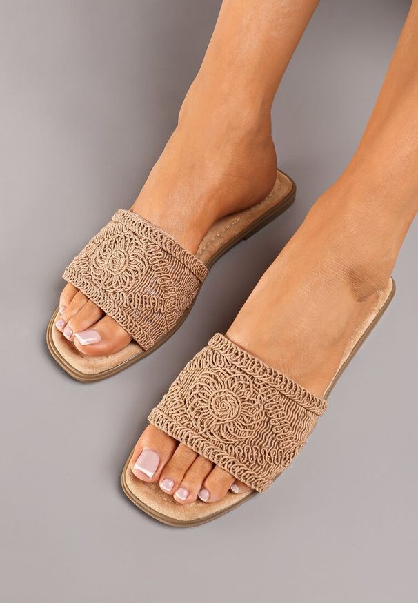 Renee - Ciemnobeżowe Plecione Klapki na Płaskiej Podeszwie w Stylu Boho Evielle. Kolor: beżowy. Sezon: lato. Obcas: na płaskiej podeszwie. Styl: boho