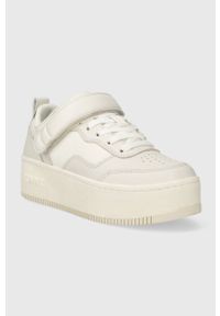 Tommy Jeans sneakersy skórzane TJW FLATFORM VELCRO kolor biały EN0EN02539. Nosek buta: okrągły. Zapięcie: rzepy. Kolor: biały. Materiał: skóra. Obcas: na platformie #3