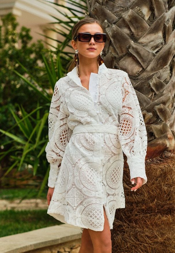 Renee - Biała Koszulowa Sukienka z Koronką Lenora. Typ kołnierza: kołnierzyk stójkowy. Kolor: biały. Materiał: koronka. Wzór: koronka. Typ sukienki: koszulowe