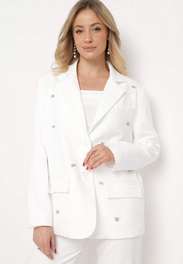 Born2be - Biała Pudełkowa Marynarka z Kieszeniami i Ozdobnymi Literkami Keletia. Kolor: biały. Materiał: jeans. Styl: elegancki