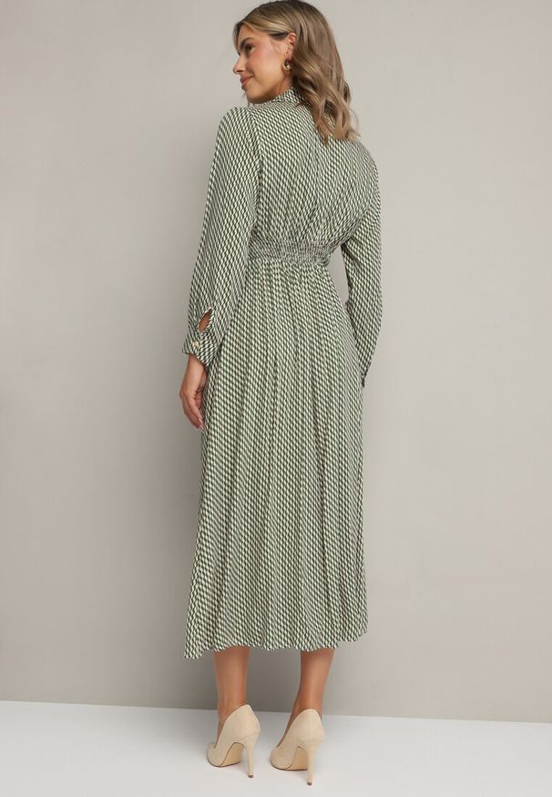 Born2be - Zielona Wiskozowa Sukienka w Pepitkę z Kopertowym Dekoltem i Gumkami w Pasie Vaivira. Okazja: na co dzień, na imprezę. Kolor: zielony. Materiał: wiskoza. Wzór: aplikacja. Typ sukienki: kopertowe. Styl: casual, elegancki