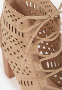 Renee - Ciemnobeżowe Ażurowe Botki Vices na Słupku Nimisa. Okazja: na spacer. Kolor: beżowy. Materiał: jeans. Wzór: ażurowy. Sezon: wiosna. Obcas: na słupku. Styl: elegancki. Wysokość obcasa: średni #8