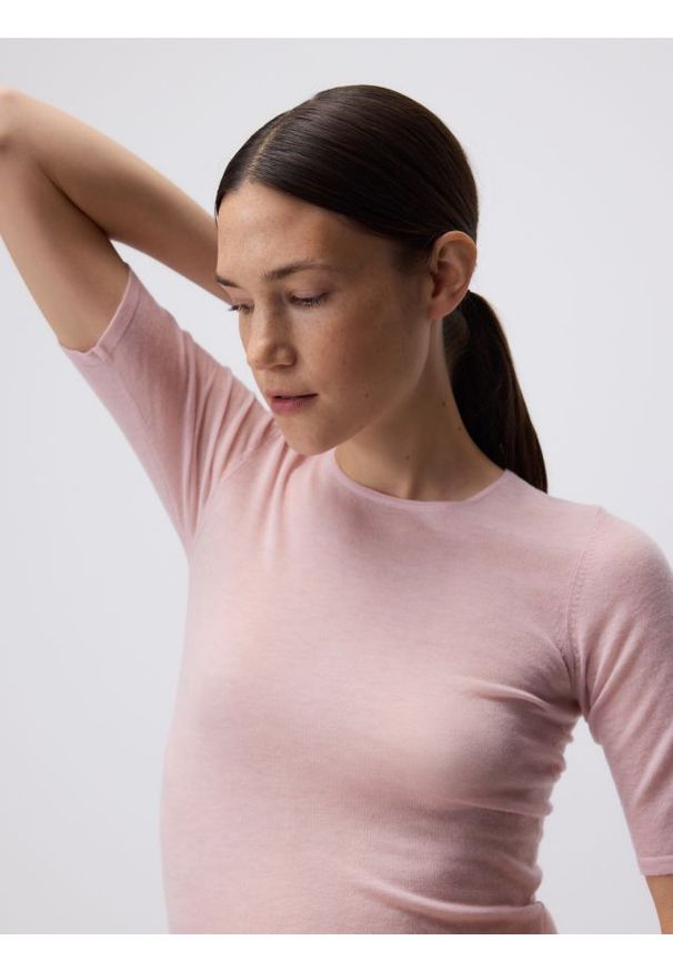 Reserved - Wełniany t-shirt - pastelowy róż. Kolor: różowy. Materiał: wełna. Styl: klasyczny