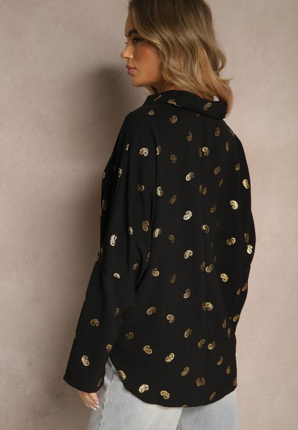 Renee - Czarna Bluzka z Kołnierzykiem i Metalicznym Wzorem Nonelle. Okazja: na co dzień. Typ kołnierza: dekolt w kształcie V. Kolor: czarny. Styl: casual, elegancki