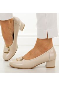 Beżowe skórzane czółenka damskie Cambell 19413. Okazja: na ślub cywilny, na wesele, na imprezę. Nosek buta: okrągły. Kolor: beżowy. Szerokość cholewki: normalna. Materiał: skóra. Sezon: wiosna, jesień, lato. Obcas: na obcasie. Styl: elegancki, klasyczny, wizytowy. Wysokość obcasa: niski #1
