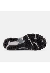 Sneakersy unisex New Balance M2002RST Szary. Kolor: szary. Materiał: guma, syntetyk, skóra, materiał. Szerokość cholewki: normalna. Sport: turystyka piesza