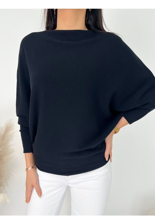 ModnaKiecka.pl - Czarny Sweterek Nietoperz 9430-212-A. Okazja: do pracy, na co dzień. Kolor: czarny. Materiał: wiskoza, nylon, poliester. Wzór: jednolity. Styl: casual, klasyczny