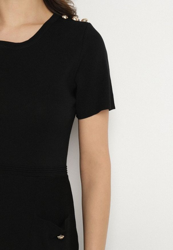 Born2be - Czarna Wiskozowa Sukienka Ozdobiona Guzikami Erisiel. Okazja: na co dzień, na spotkanie biznesowe, na imprezę. Kolor: czarny. Materiał: wiskoza. Długość rękawa: krótki rękaw. Wzór: aplikacja. Sezon: lato. Typ sukienki: proste. Styl: casual, biznesowy, elegancki