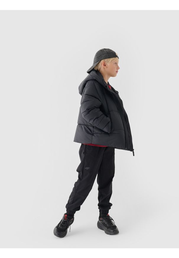 4f - 4F Kurtka puchowa z wypełnieniem syntetycznym chłopięca - czarna 128 (7-8 lat). Okazja: na co dzień. Typ kołnierza: kaptur. Kolor: czarny. Materiał: puch, syntetyk. Długość: długie. Wzór: gładki. Sezon: lato. Styl: casual, sportowy, klasyczny