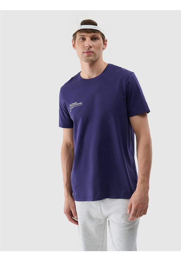 4f - T-shirt z nadrukiem męski - granatowy. Okazja: na co dzień. Kolor: niebieski. Materiał: dzianina, bawełna, jersey. Długość rękawa: krótki rękaw. Długość: krótkie. Wzór: nadruk. Styl: sportowy, casual