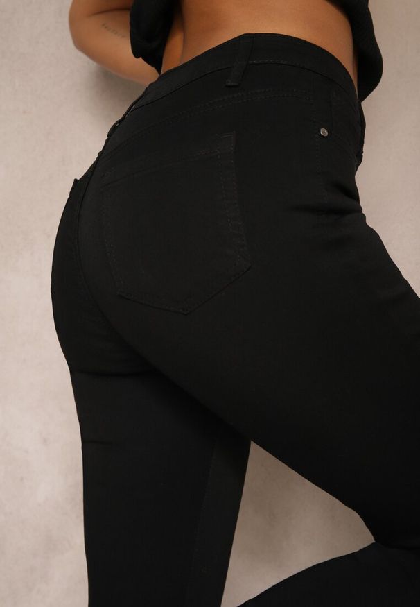 Renee - Czarne Elastyczne Jeansy o Kroju Skinny High Waist Darira. Okazja: na co dzień. Stan: podwyższony. Kolor: czarny. Wzór: aplikacja. Styl: casual