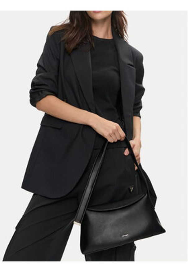 Calvin Klein Torebka Soft Sculpt Shoulder Bag K60K612565 Czarny. Kolor: czarny. Materiał: skórzane