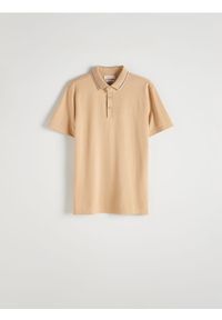 Reserved - Koszulka polo regular fit - beżowy. Typ kołnierza: polo. Kolor: beżowy. Materiał: bawełna, dzianina