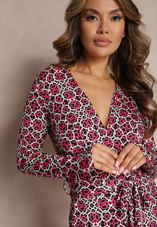 Renee - Fuksjowo-Czarny Kombinezon w Geometryczne Wzory z Szerokimi Nogawkami i Paskiem w Talii Soliti. Kolor: różowy. Wzór: geometria