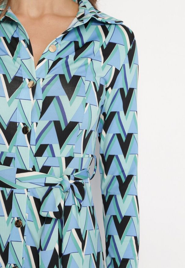 Born2be - Niebieska Sukienka Maxi z Wiązanym Paskiem i Geometrycznym Wzorem Annalea. Okazja: na co dzień, na imprezę. Kolor: niebieski. Materiał: wiskoza, materiał. Długość rękawa: długi rękaw. Wzór: geometria. Styl: casual. Długość: maxi