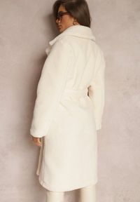 Renee - Biały Płaszcz Futrzany z Wiązanym Paskiem Nasava. Kolor: biały. Materiał: futro. Sezon: jesień, zima #5