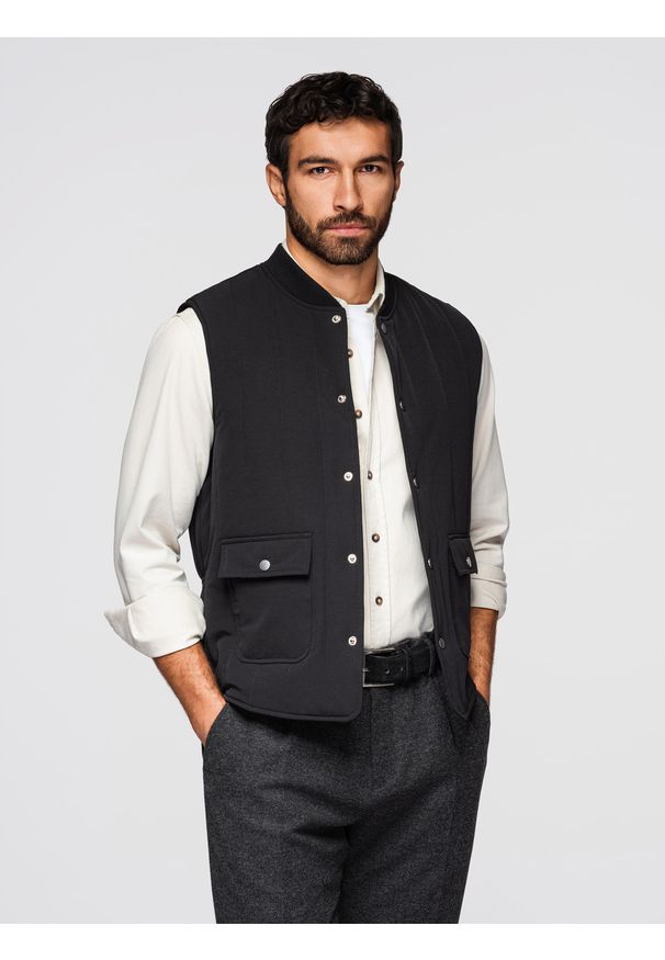 Ombre Clothing - Kamizelka męska bezrękawnik casual na zatrzaski z pionowym pikowaniem - czarna V1 - Rozmiar: S/M. Okazja: na co dzień. Kolor: czarny. Materiał: materiał, nylon, wiskoza, elastan, poliester. Długość rękawa: bez rękawów. Długość: krótkie. Wzór: napisy. Styl: casual
