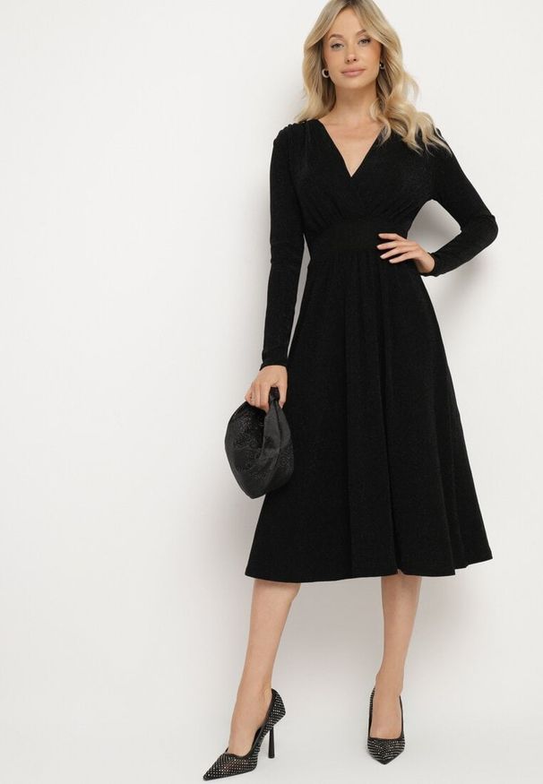 Born2be - Czarna Taliowana Sukienka z Wiskozą o Rozkloszowanym Kroju Zdobiona Metaliczną Nicią Mesinae. Okazja: do pracy, na spotkanie biznesowe. Kolor: czarny. Materiał: wiskoza. Wzór: aplikacja. Typ sukienki: rozkloszowane. Styl: biznesowy, glamour, wizytowy