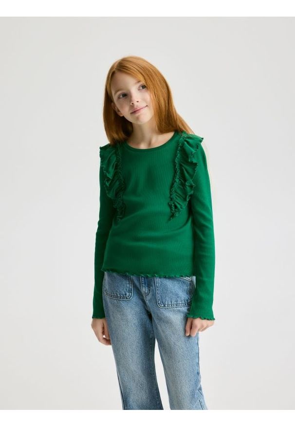 Reserved - Prążkowana bluzka z falbanką - zielony. Kolor: zielony. Materiał: prążkowany
