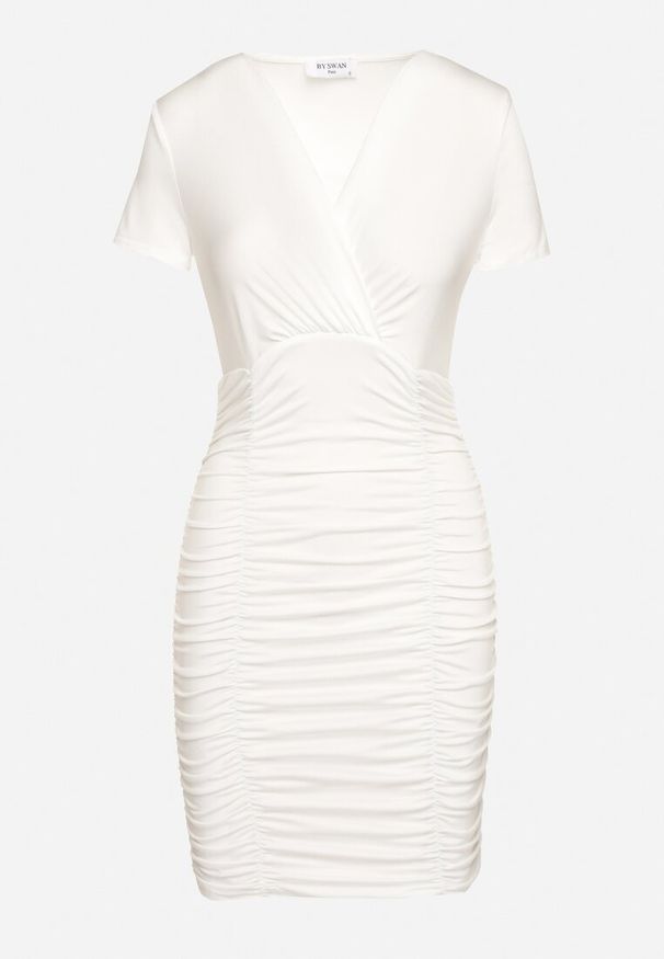 Born2be - Biała Sukienka Dany. Okazja: na co dzień, na randkę. Typ kołnierza: dekolt w kształcie V. Kolor: biały. Materiał: dzianina. Długość rękawa: krótki rękaw. Typ sukienki: kopertowe. Styl: casual. Długość: mini