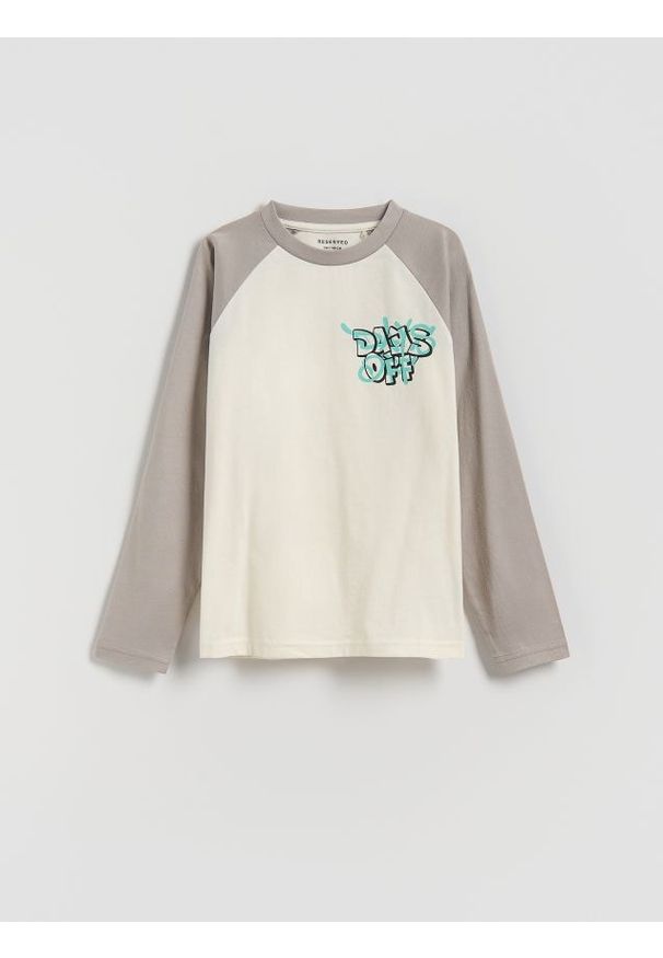 Reserved - Bawełniany longsleeve z nadrukiem - złamana biel. Materiał: bawełna. Długość rękawa: długi rękaw. Wzór: nadruk