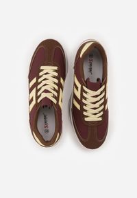 Renee - Brązowe Sneakersy na Platformie z Geometrycznym Motywem Hippiopis. Okazja: na co dzień. Kolor: brązowy. Materiał: jeans. Wzór: geometria. Obcas: na platformie #6