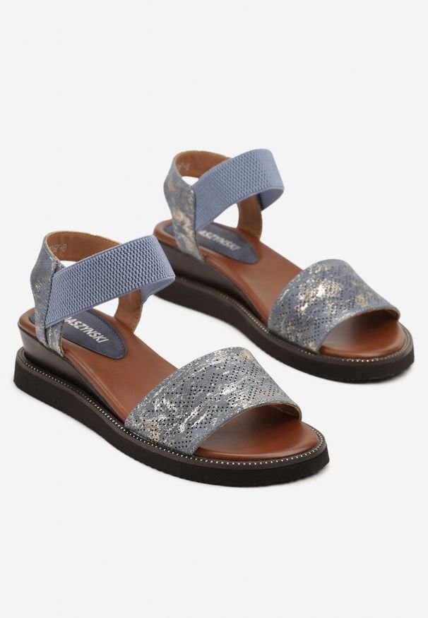 Born2be - Niebieskie Sandały na Koturnie Ozdobione Perforacją Arivlen. Okazja: na co dzień. Kolor: niebieski. Materiał: jeans. Wzór: aplikacja. Obcas: na koturnie. Styl: klasyczny, elegancki, casual