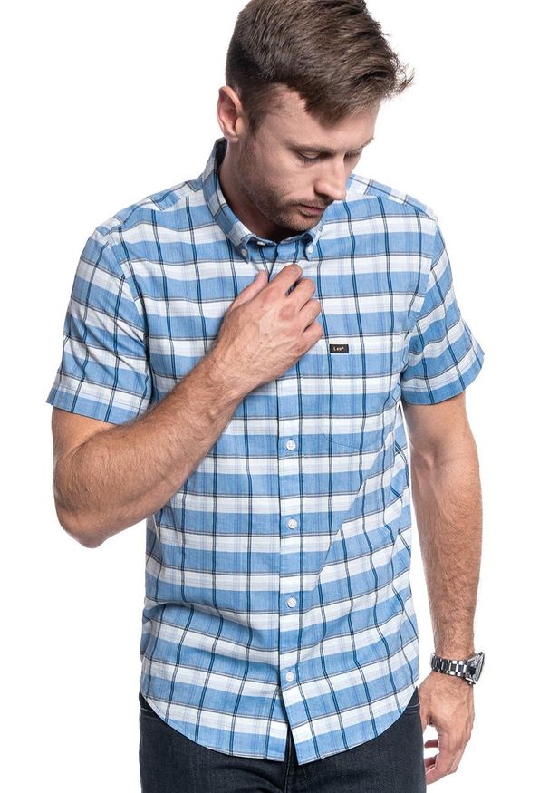 Lee - MĘSKA KOSZULA LEE LEE BUTTON DOWN SS SUMMER BLUE L886DGNJ 112123622. Typ kołnierza: button down