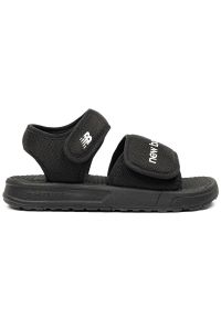 Sandały New Balance Jr SYA750A3 czarne. Zapięcie: rzepy. Kolor: czarny. Wzór: napisy, aplikacja. Styl: młodzieżowy, sportowy
