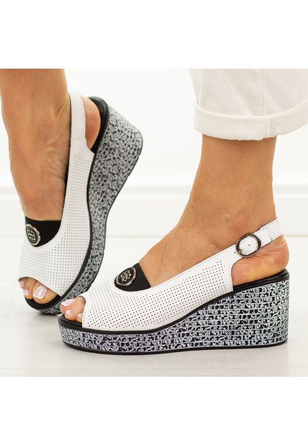 Białe skórzane sandały damskie na koturnie S.Barski 7010. Okazja: na co dzień. Nosek buta: okrągły. Zapięcie: pasek. Kolor: biały. Wzór: aplikacja. Materiał: skóra. Sezon: wiosna, lato. Obcas: na koturnie. Styl: elegancki, casual