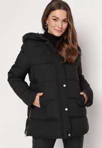 Born2be - Czarna Kurtka Pikowana z Nieodpinanym Kapturem i Suwakami na Dole Nornals. Kolor: czarny. Sezon: zima, jesień #4